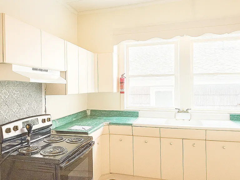 109 Glasgow St #C — Photo 2