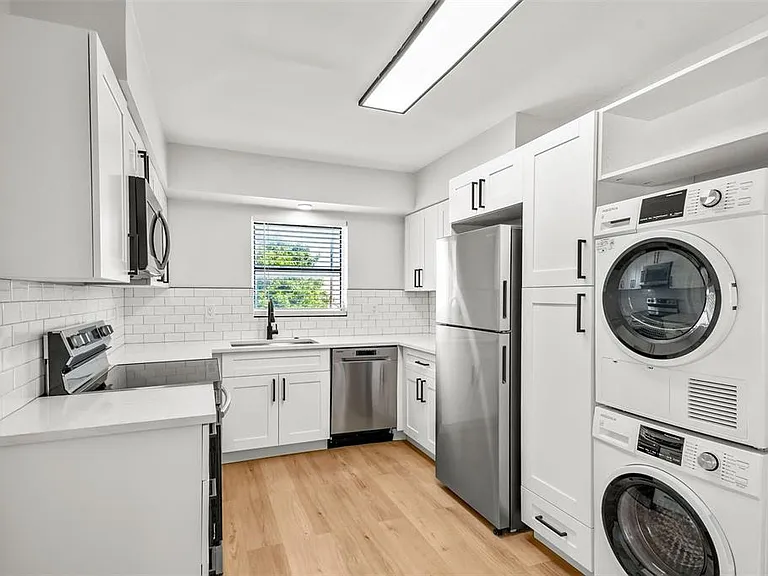300 S Nimbus Ave #6 — Photo 2