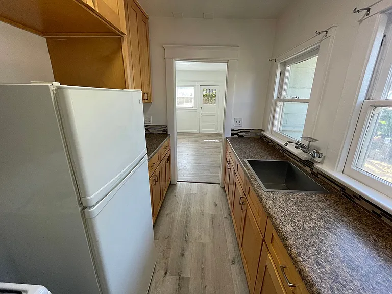 417 W 10th St — Photo 16