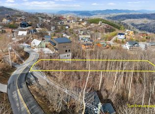 617 Wiley Oakley Dr, Gaitlinburg, TN 37738