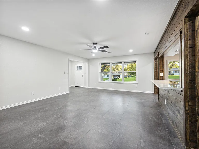 1305 W 1st St — Photo 8