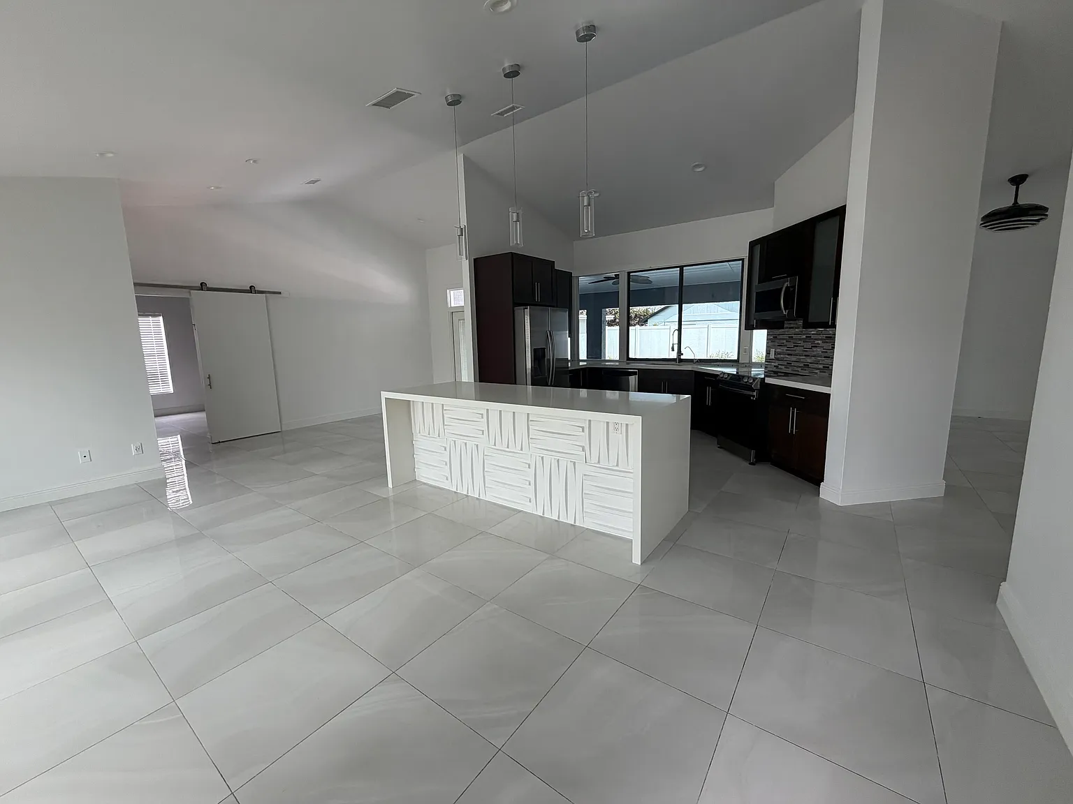 4 bed, 2000 sqft, $3,200 — Photo 2