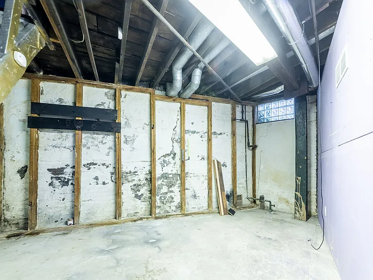 952 Freeland St — Photo 24
