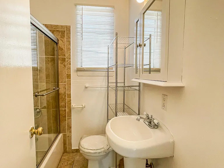 1421 1/2 N Hayworth Ave — Photo 6