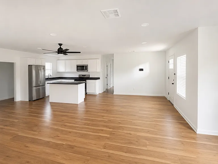 1934 Collins Ave — Photo 2