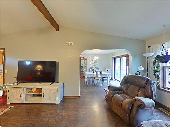 4th image of 32 Mackenzie Dr
