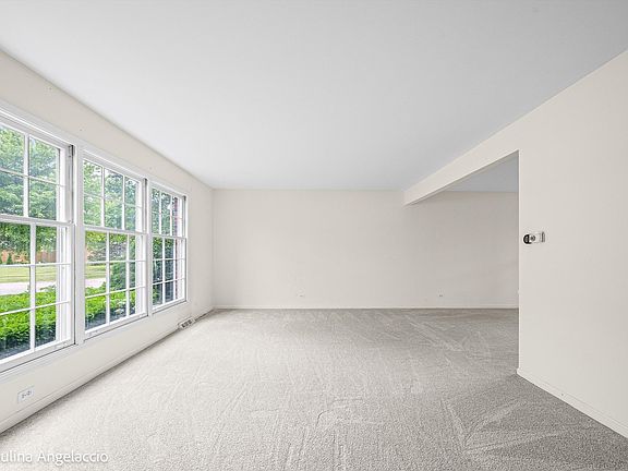 5th image of 609 N Eagle Ln