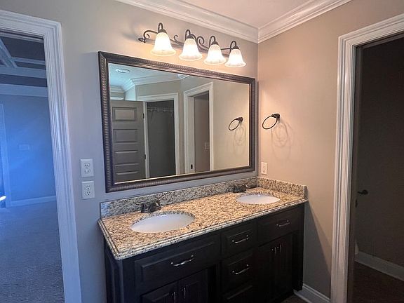 3rd image of 4477 Kenilworth Cir