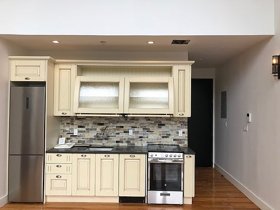 5th image of 391 Woodbine St #4