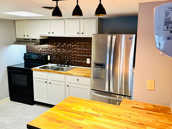 441 Summit Ave Apt 1 - Kitchen & Breakfast Bar