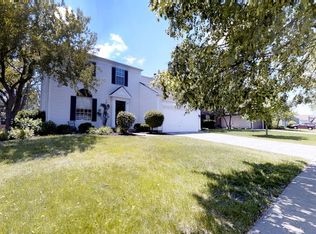 898 Royal Glen Ln, Carol Stream, IL 60188