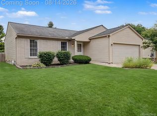 24720 Kings Pointe Dr, Novi, MI 48375