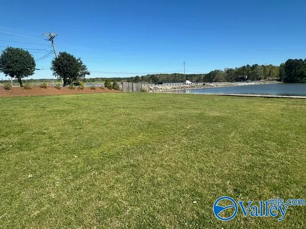 21 Willow Point Dr, Ohatchee, AL 36271