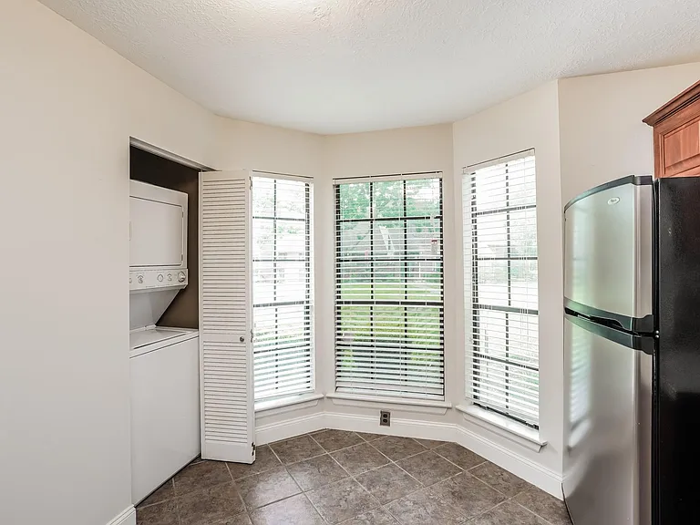 17263 Saturn Ln — Photo 5