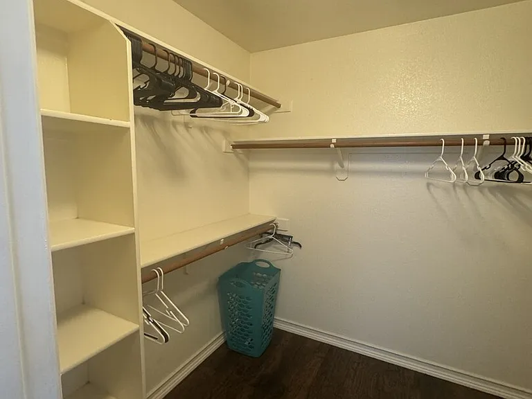 E Essex Village Dr — Photo 23