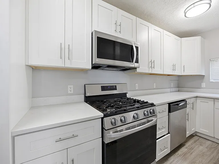 827 Hinnerman St — Photo 5