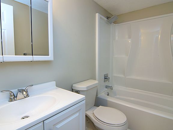 5th image of 1090 Parkridge Ct APT 2