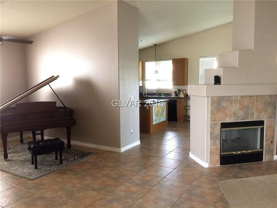 2nd image of 1303 Rolling Sunset St