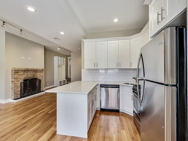 1914 W Crystal St #2R — Photo 7