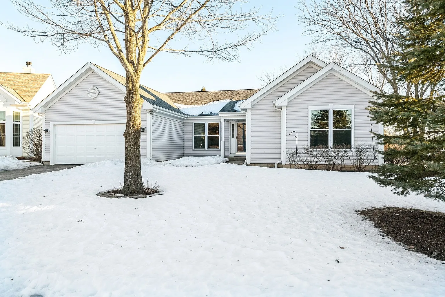 887 Breeze Dr photo 1