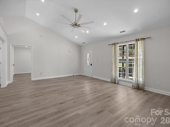 4th image of 1012 Crescent Way