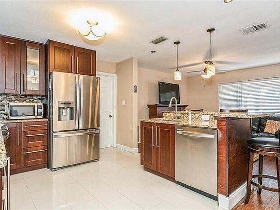 4th image of 2452 Brentwood Dr