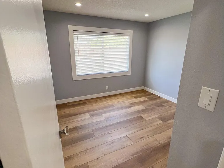 703 E Grove St — Photo 8