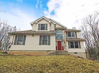 516 Moonlight Ln, Henryville, PA 18332