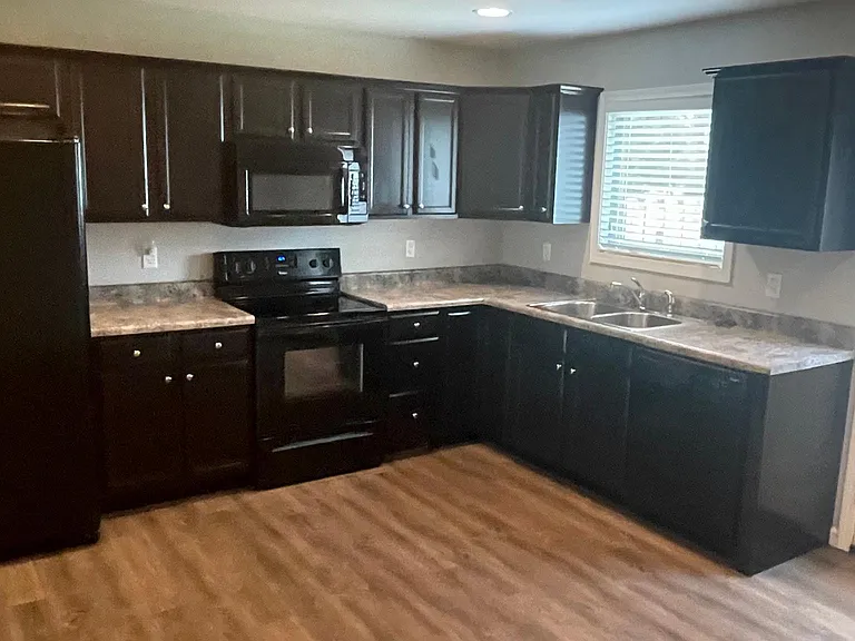 803 Hatterman St — Photo 2