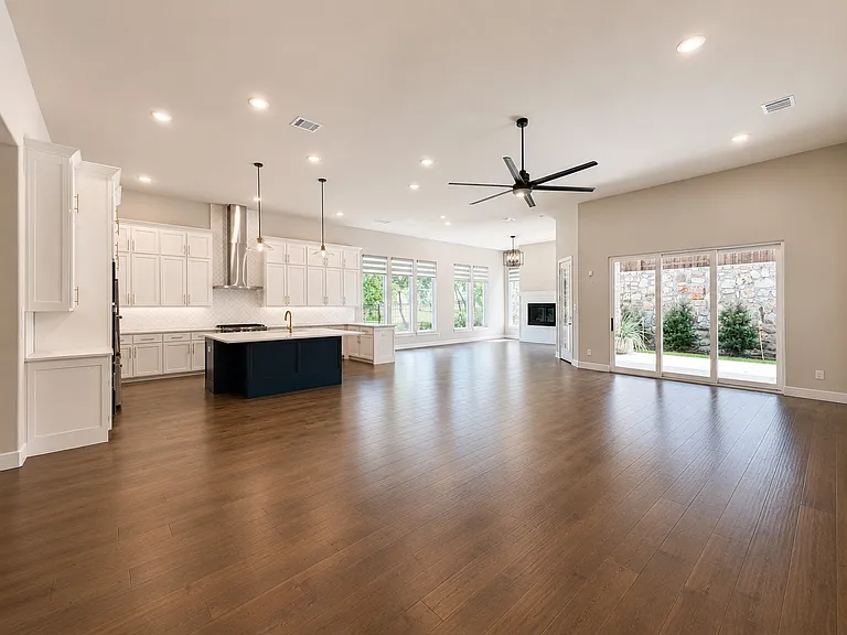350 Pearland Dr — Photo 6