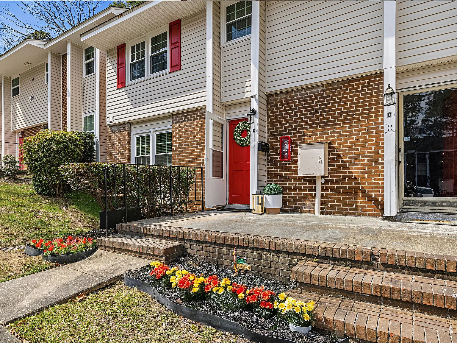 3 bed, 2.5 bath, 1452 sqft, $1,550 — Photo 2
