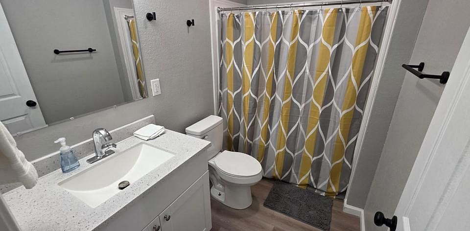 2nd image of 2132 Maple St