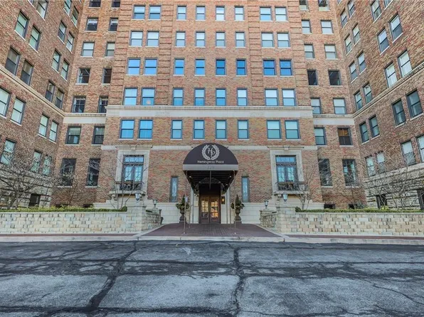 229 Ward Pkwy APT 901A, Kansas City, MO 64112