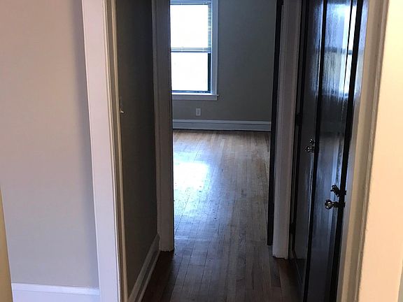4th image of 2105 W Argyle St