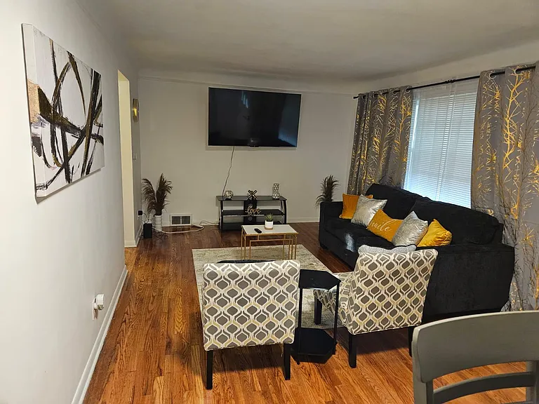 304 Greenvale Dr — Photo 2