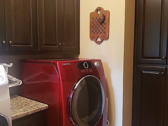 Laundry room w/built-ins