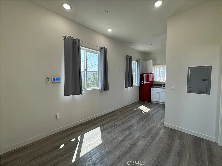 209 1/2 N Serrano Ave — Photo 4