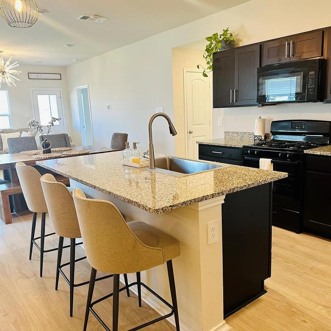 3 bed, 2.0 bath, 1309 sqft, $1,800 — Photo 1