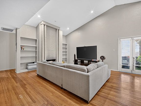 4th image of 10437 High Hollows Dr #220