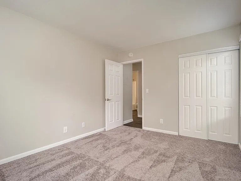 St. Charles Oaks Apartments — Photo 9