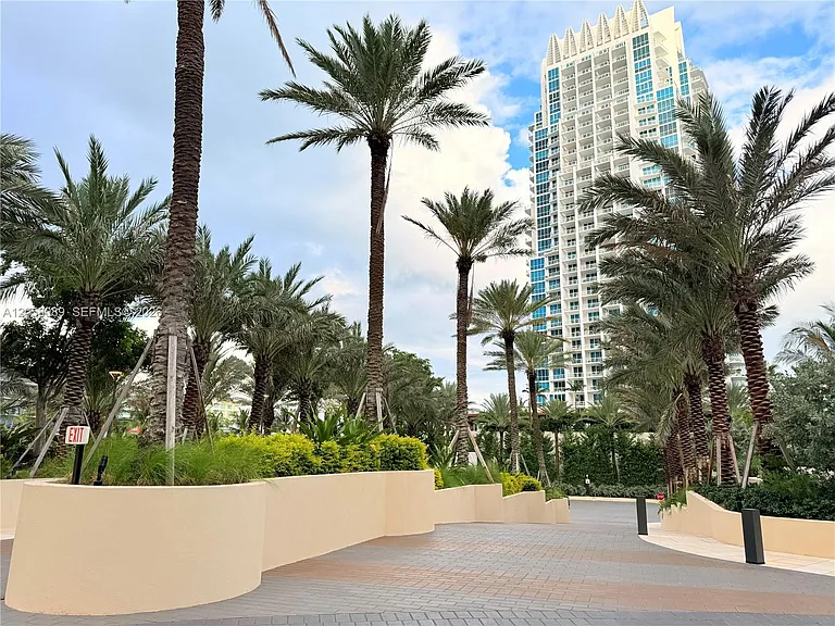 300 S Pointe Dr #1504 — Photo 25