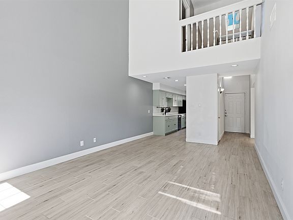 4th image of 322 W Harwood Rd APT B