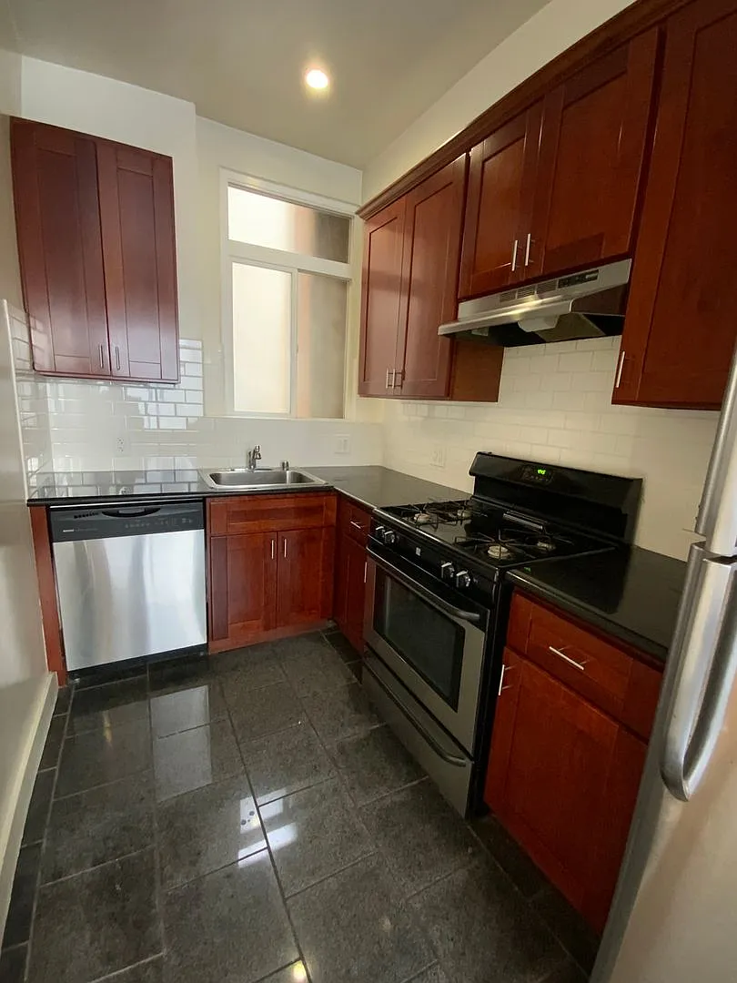 Large 2br. Dishwasher! Laundry On-Site! Excellent Location! — Photo 3