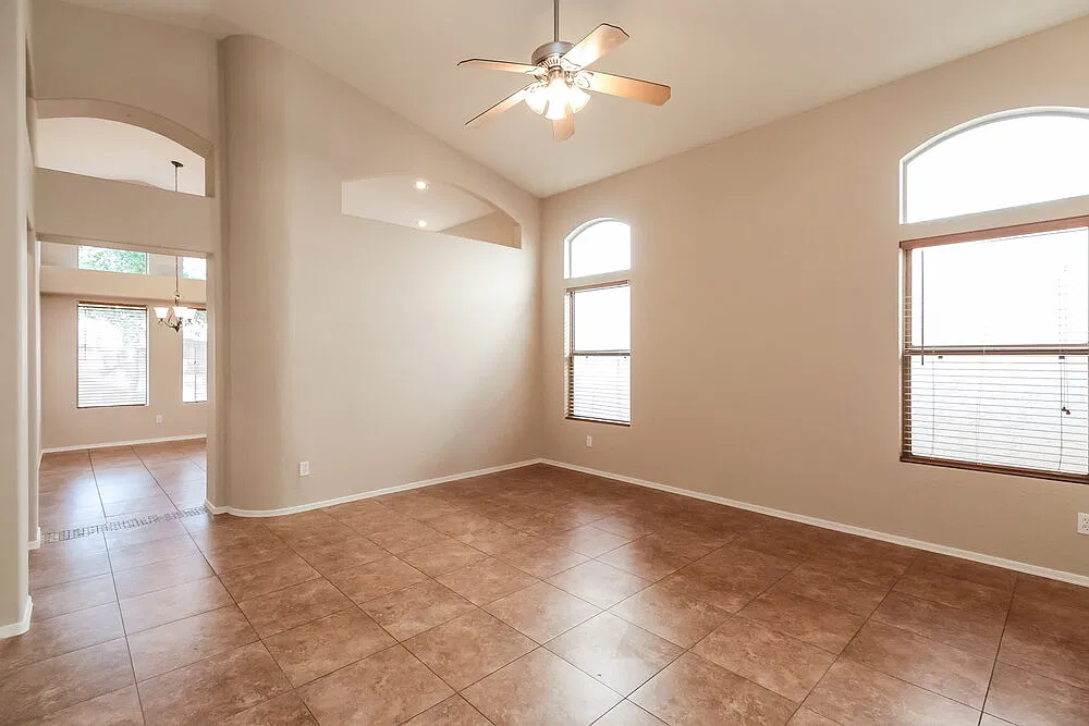 3 bed, 2.0 bath, 1310 sqft, $2,005 — Photo 2