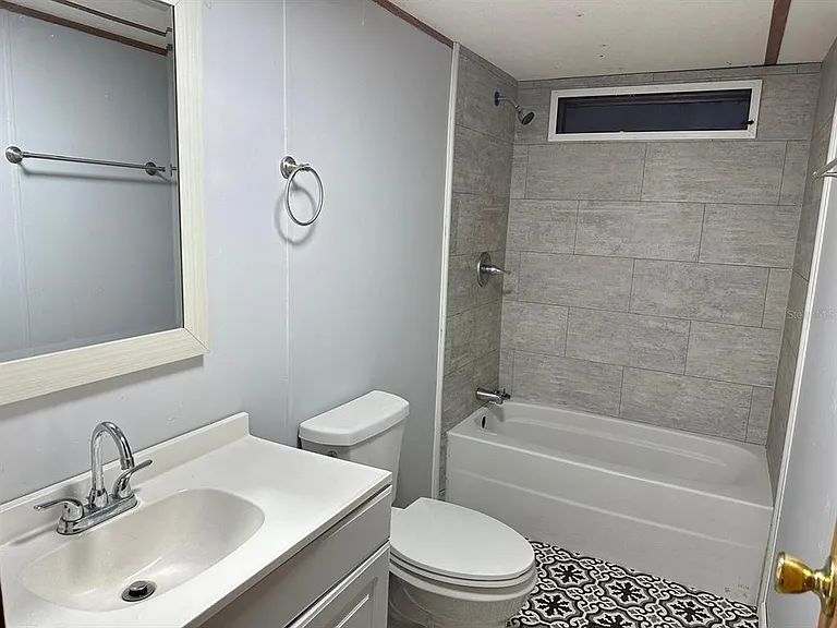 210 SE Hardin Ct — Photo 7