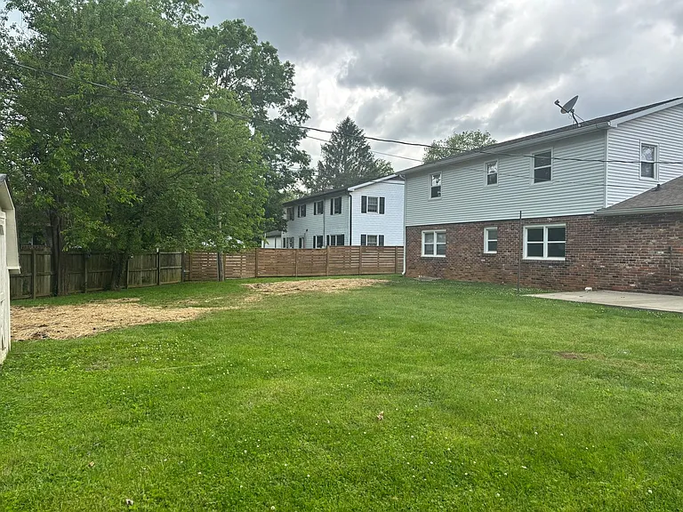 2212 E Queens Way — Photo 25