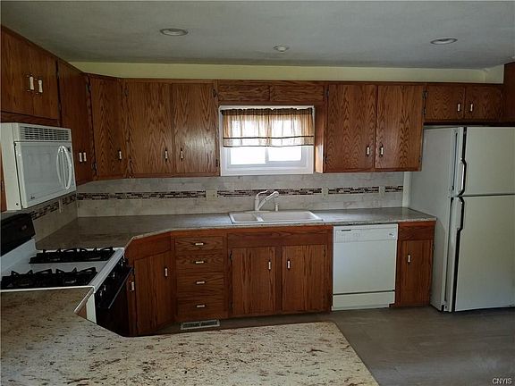 3rd image of 109 W Heman St