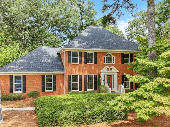 588 Haralson Dr SW, Lilburn, GA 30047