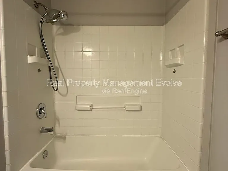 908 W 2nd St #6 — Photo 14
