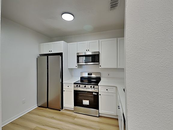 2nd image of 515 Villa Del Sol Cir APT 204